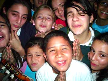 Canta la del hermanito, por favor, por favor, por favor (niños manipulando)
